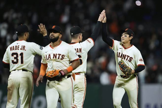 <yonhap photo-3466=""> San Francisco Giants center fielder Jung Hoo Lee, from right, and third baseman Matt Chapman celebrate after the team's victory over the Milwaukee Brewers in a baseball game Monday, April 21, 2025, in San Francisco. (AP Photo/Godofredo A. V?squez)/2025-04-22 13:44:43/ <저작권자 ⓒ 1980-2025 ㈜연합뉴스. 무단 전재 재배포 금지, AI 학습 및 활용 금지></yonhap>