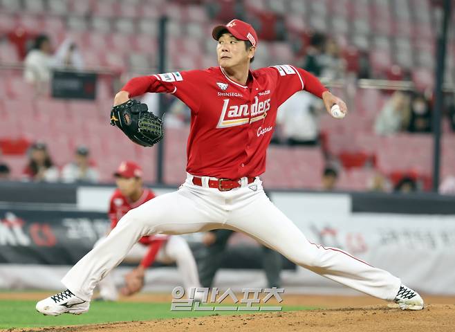 22일 오후 수원 KT위즈파크에서 열린 2025 프로야구 SSG 와 KT 경기. SSG 선발 김광현이 힘차게 공을 던지고 있다. 수원=정시종 기자 capa@edaily.co.kr /2025.04.22.