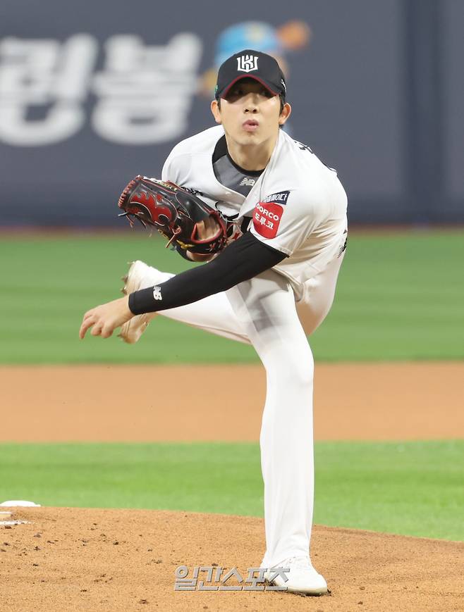 22일 오후 수원 KT위즈파크에서 열린 2025 프로야구 SSG 와 KT 경기. KT 선발 오원석이 힘차게 공을 던지고 있다. 수원=정시종 기자 capa@edaily.co.kr /2025.04.22.