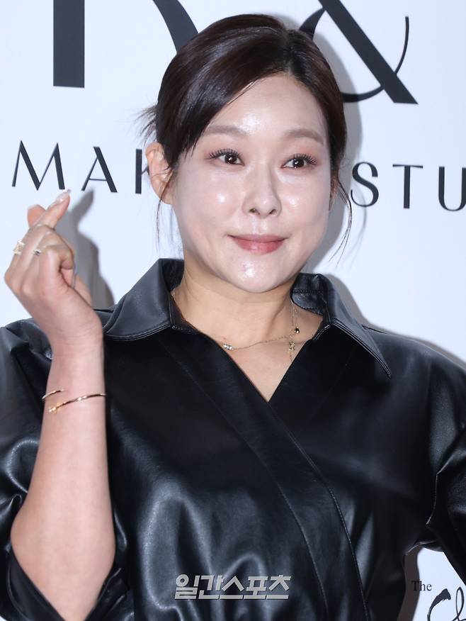 가수 현영이 22일 오전 서울 강남구 청담동에서 열린 한 헤어메이크어 스튜디오 포토월 행사에 참석해 포즈를 취하고 있다. 서병수 기자 qudtn@edaily.co.kr /2025.04.22/