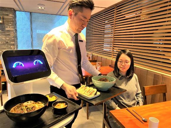 CJ푸드빌 서빙로봇 [사진=CJ푸드빌]