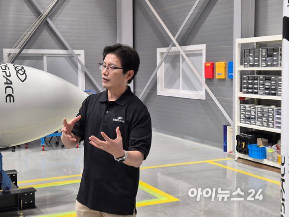 김수종 이노스페이스 대표가 청주사업소에서 한빛 로켓에 대해 설명하고 있다. [사진=정종오 기자]