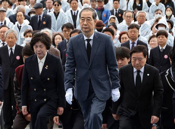 한덕수 대통령 권한대행 국무총리가 19일 서울 강북구 국립 4·19민주묘지에서 열린 제65주년 4·19 혁명 기념식에서 헌화 및 분향을 위해 이동하고 있다. 2025.4.19 [사진=연합뉴스]