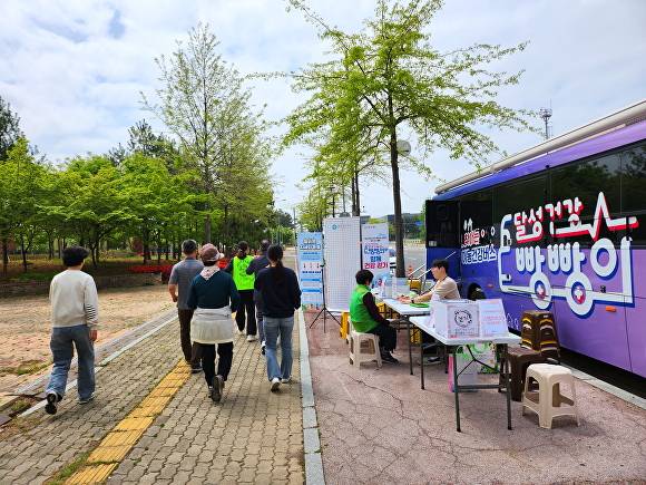 21일 테크노폴리스 중앙공원 일대에서 '빵빵이와 함께 건강 걷기' 프로그램이 펼쳐지고 있다 [사진=달성군]