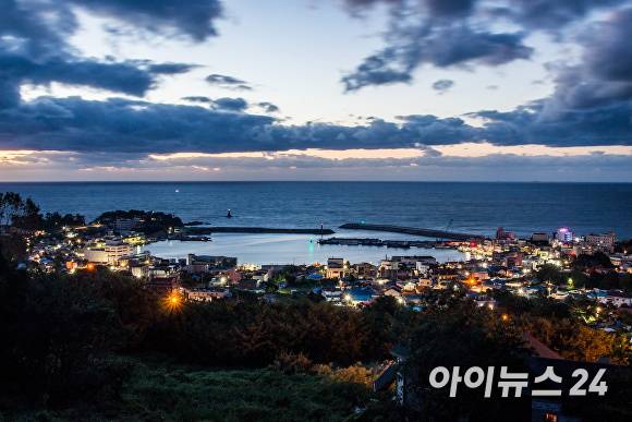 해 질 무렵 불빛이 하나둘 켜진 경주시 감포항의 야경 [사진=경주시청]