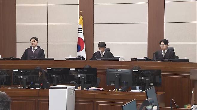 지귀연 판사가 어제(21일) 윤석열 전 대통령에 대한 내란 우두머리 혐의 형사 재판을 진행하는 모습