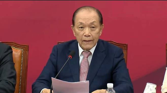 황우여 국민의힘 선거관리위원장이 22일 국회에서 열린 선관위 회의에서 김문수·안철수·한동훈·홍준표 후보가 2차 경선에 진출하게 됐다고 발표하고 있다. (SBS 캡처)