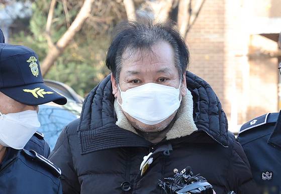 불법 정치자금 수수 혐의를 받는 ‘건진법사’ 전성배 씨가 19일 오전 서울 양천구 서울남부지방법원에서 열린 영장실질심사(구속 전 피의자심문)에 출석하고 있다. 뉴스1