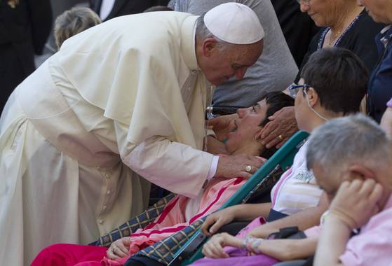 프란치스코 교황이 2013년 6월 16일 바티칸 성 베드로 광장에서 미사를 마치고 병자들과 장애인들을 축복하고 있다. AP=연합뉴스