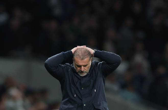 머리를 감싸쥐는 포스테코글루 토트넘 감독. [로이터=연합뉴스]