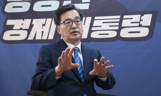 김동연 더불어민주당 대선 경선 후보가 18일 오전 서울 여의도 대산빌딩 캠프에서 중앙일보와 인터뷰를 하고 있다. 임현동 기자.