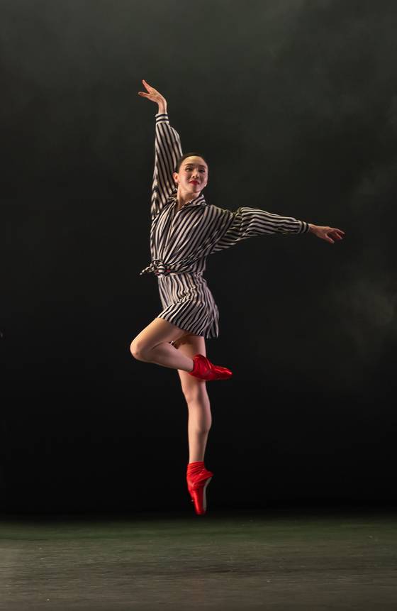 아메리칸발레시어터(ABT) 수석 무용수 서희가 트와일라 타프 안무작 '인 디 어퍼 룸'을 공연 중인 모습. 사진 Kyle Froman