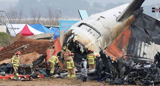 지난해 말 무안공항 제주항공 사고 현장에서 관계자들이 수색작업을 진행하고 있다. 중앙일보