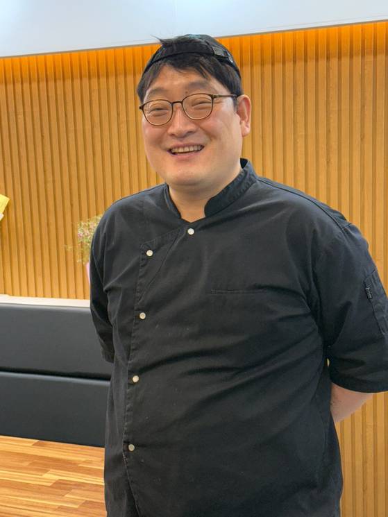 울산 '뚠뚠이 돈가스'를 운영하는 박종원(53)씨. 그는 15년째 가정 형편이 어려운 아이들에게 두툼한 돈가스 등 식사를 대접해오고 있다.  김윤호 기자