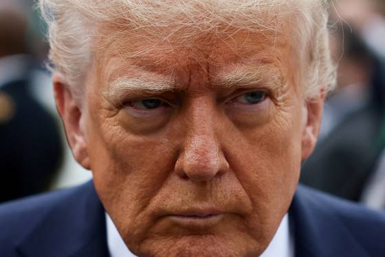 도널드 트럼프 미국 대통령이 21일(현지시간) 백악관 남쪽 잔디밭에서 열린 백악관 이스터 에그 롤에 참석하고 있다. 로이터=연합뉴스