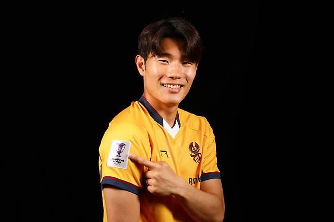 광주FC 박태준은 아시아 챔피언스리그 출전을 위해 군 입대도 미뤘다. 박태준이 손가락으로 아시아 챔피언스리그 패치를 가리키고 있다. 김현동 기자