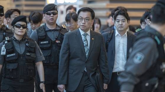 최상목 부총리 겸 기획재정부 장관이 미국 워싱턴 DC에서 열리는 '한미 2+2 통상 협의'와 '주요 20개국(G20) 재무장관회의'에 참석차 22일 인천공항을 통해 출국하고 있다. 연합뉴스