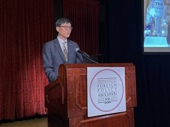 이창용 한국은행 총재가 21일(현지시간) 미국 뉴욕에서 외교정책협회(FPA)가 수여하는 메달을 받고 만찬사를 하고 있다. 사진 한국은행