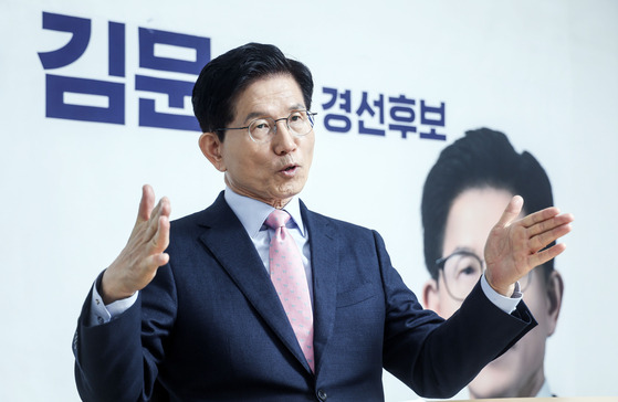 김문수 국민의힘 대선 경선 후보가 22일 오전 서울 여의도 사무실에서 대선 공약에 대해 설명하고 있다. 김성룡 기자