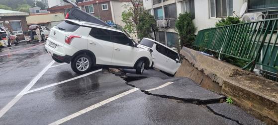 22일 오후 경기 남양주시 화도읍의 한 아파트 단지 주차장 옹벽이 붕괴되면서 주차돼 있던 차량들이 옹벽 아래로 추락했다. 사진 경기북부소방재난본부