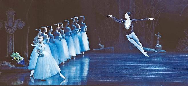 지난 20일 서울 예술의전당 오페라극장에서 열린 유니버설발레단의 ‘지젤’ 2막 가운데 발레리노 전민철(맨 오른쪽)이 윌리들 앞에서 도약하고 있다. 전민철은 이번 무대에서 남자 주역인 알브레히트로 데뷔했다.  유니버설발레단 제공 ⓒ김려원