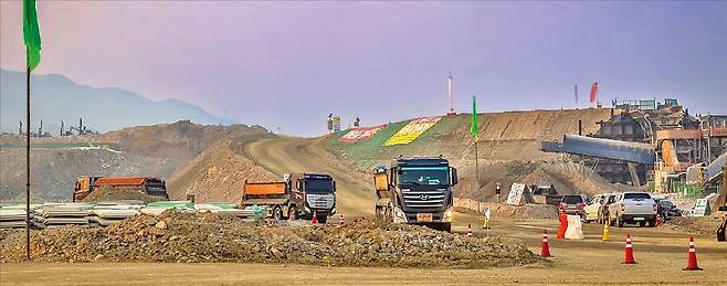 지난 2월 본격적인 공사가 시작된 경기 용인시 원삼면 SK하이닉스 반도체 팹(Fab) 건설 현장에 화물트럭이 진입하고 있다. 인접 지방자치단체 등의 반발로 당초 계획보다 착공이 지연되면서 완공 시점도 29개월가량 늦춰질 것으로 예상된다.   용인시 제공