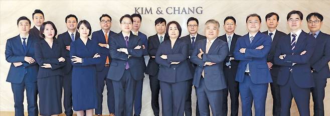 김앤장 중대재해대응그룹 소속 전인환(왼쪽부터) 도주호 오주현 이준국 권선영 변호사, 이준용 외국변호사, 차경환 조서경 김현민 강검윤 황형준 김광수 김춘호 정선균 류용호 이재찬 윤태현 변호사.  김범준 기자