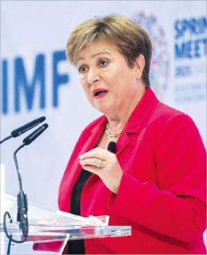 크리스탈리나 게오르기에바 국제통화기금(IMF) 총재가 ﻿17일(현지시간) 미국 워싱턴의 IMF 본부에서 ﻿연설했다.  EPA연합뉴스