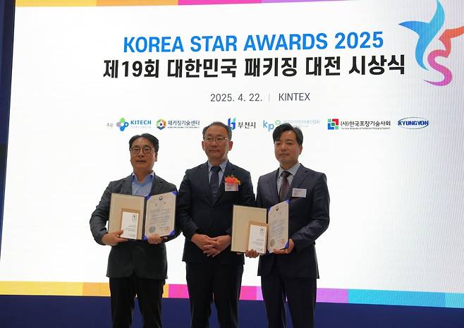 글로벌세아 그룹의 골판지 상자 제조 전문 기업 태림포장이 22일 산업통상자원부가 주최하는 ‘2025 대한민국 패키징 대전’에서 오뚜기라면과 함께 산업통상자원부 장관상을 수상했다. 글로벌세아 제공