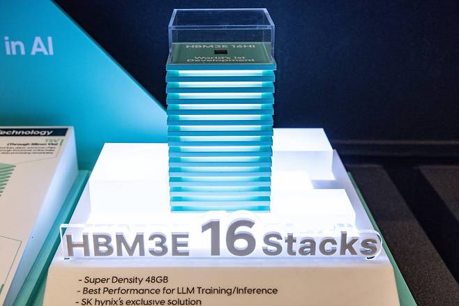 서울 강남구 코엑스에서 열린 SK AI SUMMIT 2024에 SK하이닉스의 고대역폭메모리 ‘HBM3E’가 전시돼 있다./뉴스1