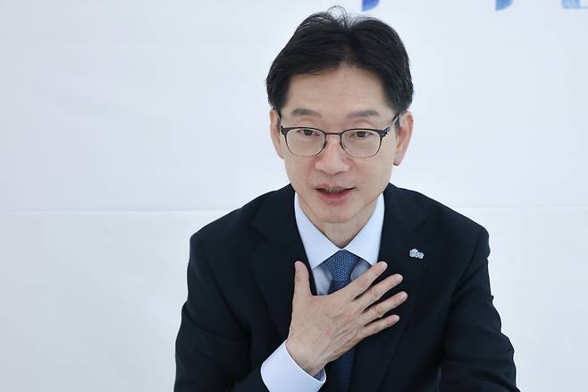 김경수 더불어민주당 대선 경선 후보가 지난 21일 서울 영등포구에 있는 캠프 사무실에서 기자와 인터뷰하고 있다. 성동훈 기자