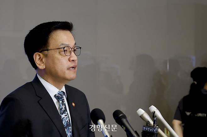 최상목 경제부총리 겸 기획재정부 장관이 22일 인천국제공항에서 미국 워싱턴에서 열리는 ‘한미 2+2 통상 협의’와 주요 20개국(G20) 재무장관회의에 참석하기 위해 출국하며 취재진 질문에 답하고 있다. 문재원 기자