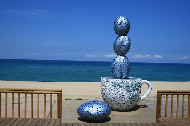 강릉 안목해변에 설치된 커피 거리 상징물. 강릉시 제공