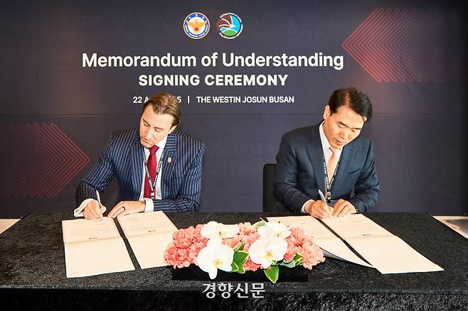 김병찬 경찰청 국가수사본부장 직무대리(오른쪽)가 13일 부산 웨스틴조선호텔에서 열린 2025 아시아·태평양 지역 마약법집행 회의에서 미국 마약단속국(DEA)의 존 스콧 아태본부장과 업무협약을 체결하고 있다. 경찰청 제공