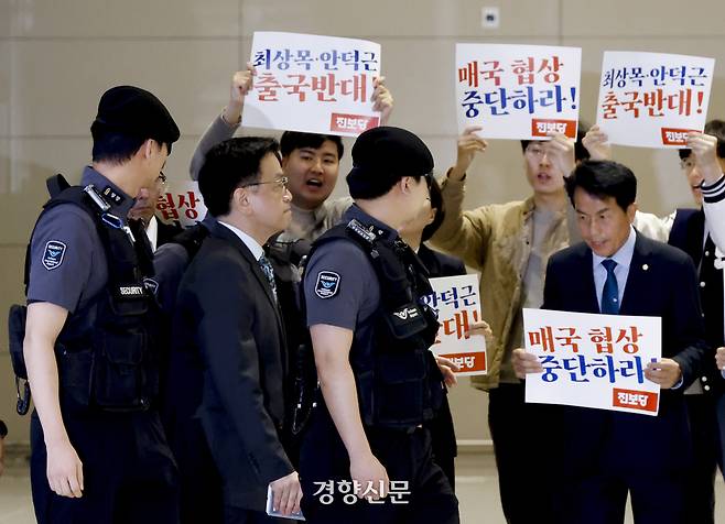 최상목 경제부총리 겸 기획재정부 장관이 22일 인천국제공항에서 미국 워싱턴 D.C에서 열리는 ‘한미 2+2 통상 협의’와 주요 20개국(G20) 재무장관회의에 참석하기 위해 출국하고 있다. 2025.04.22 문재원 기자