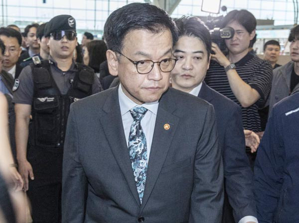 최상목 부총리 겸 기획재정부 장관이 미국 워싱턴 DC에서 열리는 ‘한미 2+2 통상 협의’와 ‘주요 20개국(G20) 재무장관회의’에 참석차 22일 인천국제공항을 통해 출국하고 있다. 최 부총리는 출국 전 공항에서 기자들에게 “한미 동맹을 새롭게 다지는 논의의 물꼬를 트고 돌아오겠다”고 말했다. 연합뉴스