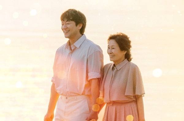 지난 19일 첫 방송한 JTBC 토일 드라마 ‘천국보다 아름다운’의 한 장면. 배우 김혜자와 손석구가 부부로 출연해 사후 세계인 천국의 모습을 보여준다.  스튜디오 피닉스·SLL 제공