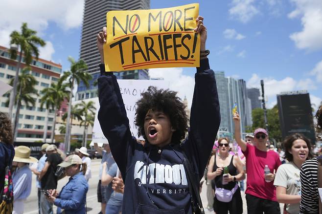Paul Ivanov chants slogans during a protest against the Trump administration on April 19 in Miami. [AP/YONHAP]
