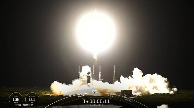 A Falcon 9 rocket carrying the fourth satellite, Unit 4, under the 425 Project, takes off from Cape Canaveral Space Force Station in Florida on April 22. [YONHAP]
