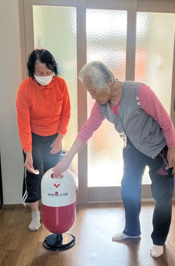 문경시보건소가 시민들의 건강을 보호하기 위해 경로당에 폐의약품 수거함을 추가설치 했다. 문경시 제공.