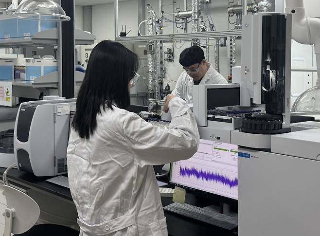 대전 대덕연구단지에 위치한 카본코 기술연구소에서 연구원이 이산화탄소 흡수제 성능 실험을 하고 있다. DL이앤씨 제공