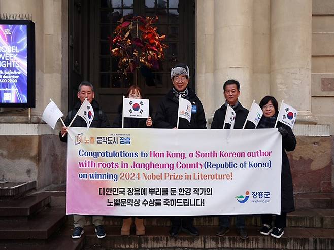 김성 장흥군수는 지난해 12월, 장흥군 출신 한승원 작가의 딸 한강 작가가 노벨평화상을 수상하게 되자 축하사절단을 급조, 7일부터 13일까지 5박7일 일정으로 시상식이 열리는 스웨덴으로 날아갔다. /장흥군