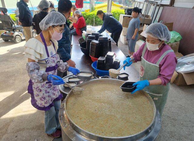 섬김과나눔회(섬나회) 봉사자들이 지난 14일 전남 고흥 소록도에서 한센병 환우들에게 줄 전복죽을 쑤고 있다.
