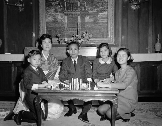 박정희(가운데) 전 대통령과 육영수 여사가 자녀 근혜 근령 지만과 함께 1966년 11월에 찍은 가족사진. 정부기록사진집