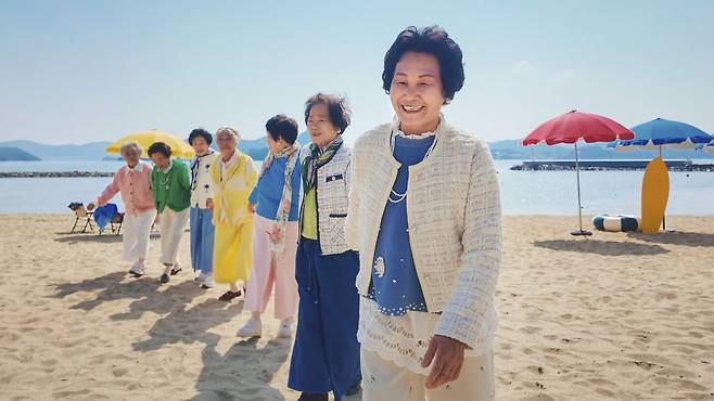 캠페인 홍보 영상의 한 장면. 환하게 웃으며 해변을 나란히 걷는 수니와 칠공주.   칠곡군 제공