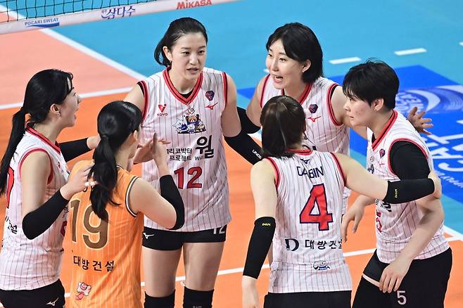 한국 여자배구 올스타 팀이 20일 경기도 화성종합체육관에서 열린 2025 한국-태국 올스타 슈퍼매치 2차전에서 득점 후 기뻐하고 있다. 연합뉴스