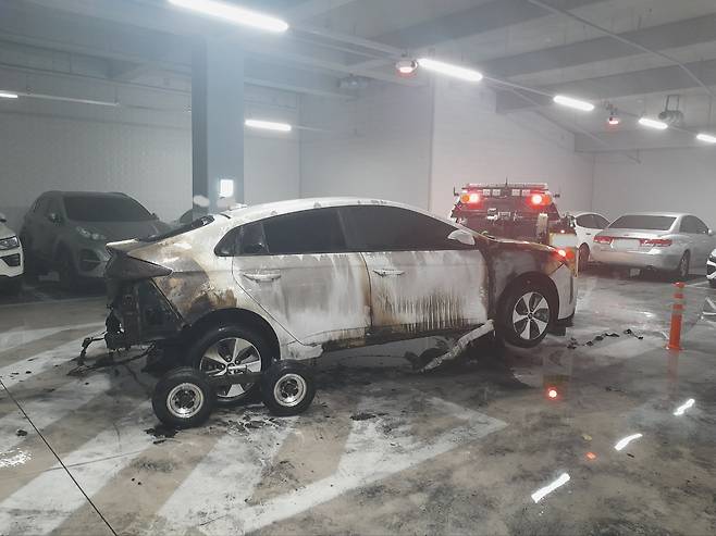 대구 한 아파트 지하 주차장에서 발생한 전기차 화재 현장. 대구소방안전본부 제공