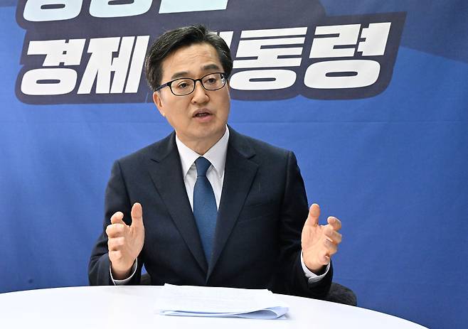 더불어민주당 대선 경선에 나선 김동연 후보가 22일 서울 여의도에 차려진 '유쾌한 캠프'에서 국민일보와 인터뷰를 진행하고 있다. 이병주 기자