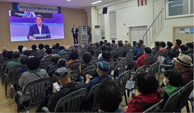 김종국 전북경제교육센터장이 22일 전주시 안골노인복지관에서 열린 2025년 노인공익활동 참여자 교육에서 참가자들을 대상으로 강의하고 있다. 전북경제교육센터 제공.