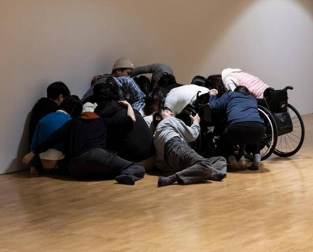 접근성 강화 주제전 ‘우리의 몸에는 타인이 깃든다’에 나온 ‘안녕히 엉키기’의 한 장면.   국립아시아문화전당 제공